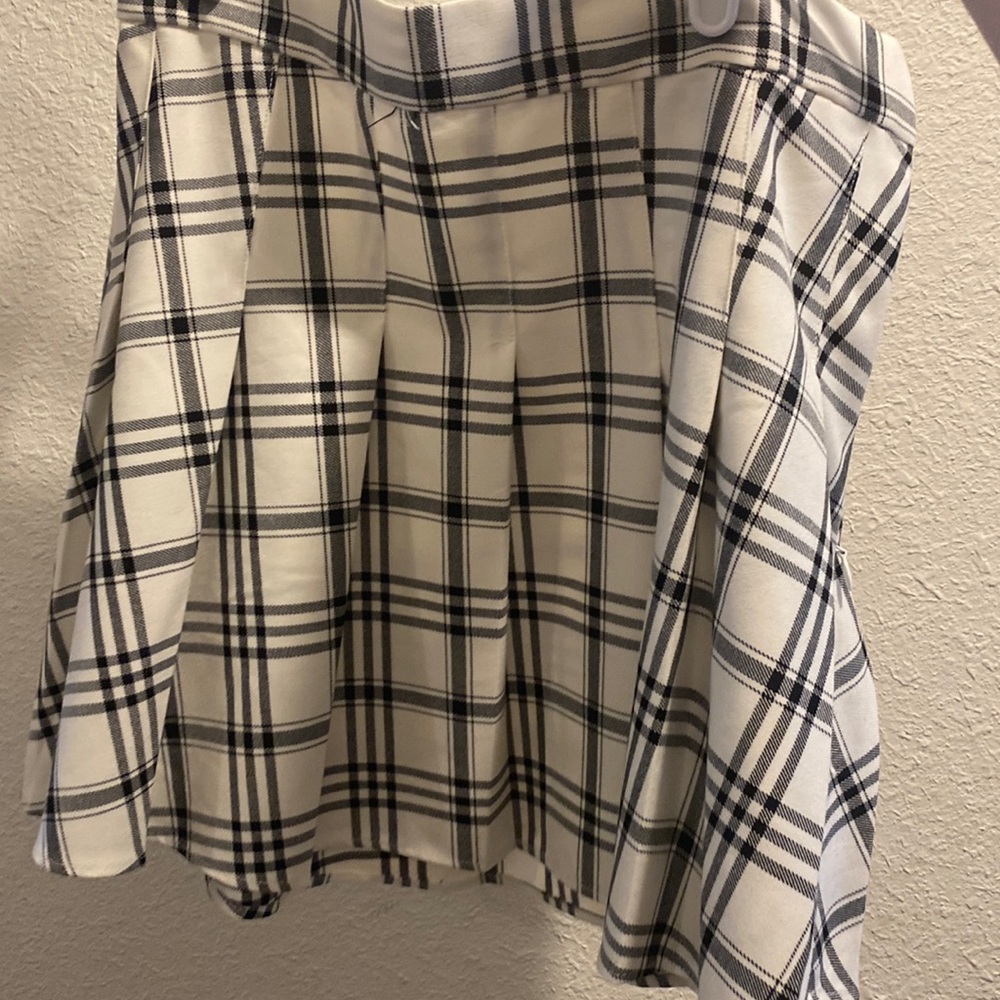 White plaid skirt🤍🖤